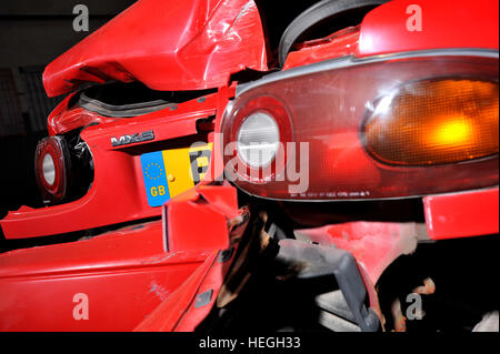 Carcasse de voiture. Dommages collision Mk1 Mazda MX5 avec le bouclier arrière double plié après avoir frappé un post à l'envers (personne n'a été blessé) Banque D'Images