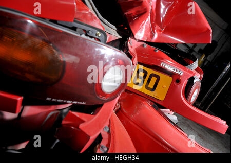 Carcasse de voiture. Dommages collision Mk1 Mazda MX5 avec le bouclier arrière double plié après avoir frappé un post à l'envers (personne n'a été blessé) Banque D'Images