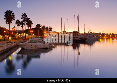 Les navires dans le port de la ville de Kos. Banque D'Images