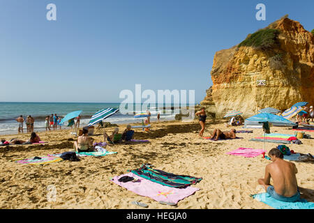 Les personnes à la célèbre plage d'Olhos de Agua Albufeira. Cette plage fait partie d'un célèbre région touristique de Algarve Banque D'Images