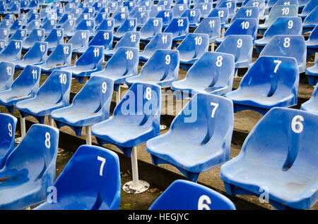 L'auditorium vide avec des chaises en plastique numérotés bleu Banque D'Images