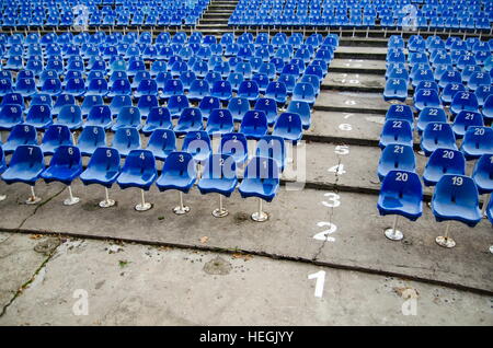 L'auditorium vide avec des chaises en plastique numérotés bleu Banque D'Images