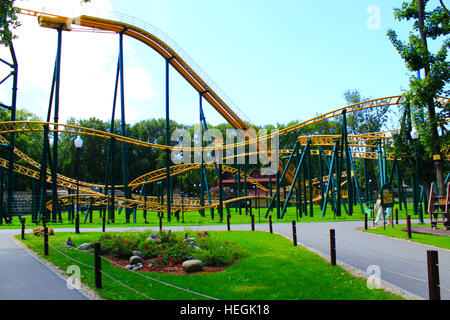 Petite attraction roller-coaster à Kharkiv en Ukraine Banque D'Images