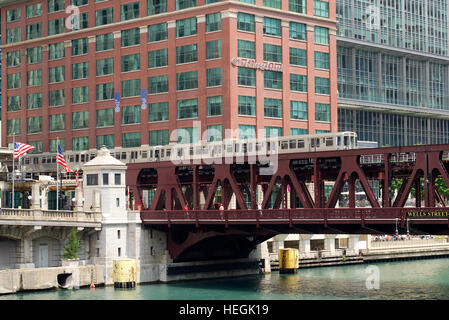 Chicago Transit Authority train passing The Chicago School of Professional Psychology et Wells Street Bridge, Chicago, USA. Banque D'Images