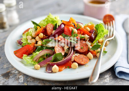 salade de chorizo aux pois de poulet olives de laitue à l'oignon rouge Banque D'Images