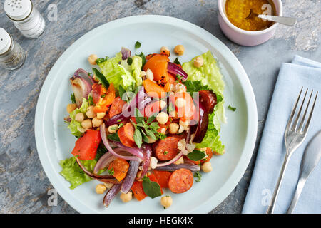 salade de chorizo aux pois de poulet olives de laitue à l'oignon rouge Banque D'Images