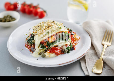 lasagnes végétariens légumes rôtis poivrons tomates épinards pecorino fromages câpres Banque D'Images