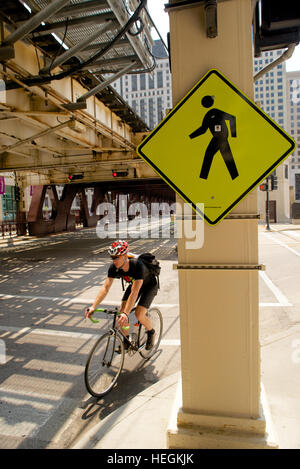 Cycliste sur Wells Street dans le cadre du Chicago 'L', Chicago, comté de Cook, Illinois, USA. Banque D'Images