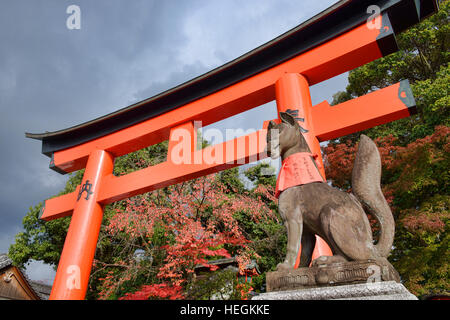 Fox en pierre à l'entrée de sanctuaire Fushimi Inari, Kyoto, Japon Banque D'Images