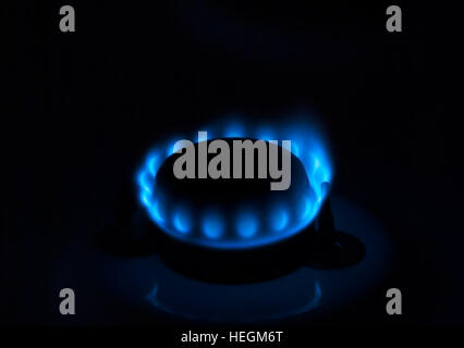 La combustion de gaz naturel une flammes bleues sur fond noir Banque D'Images