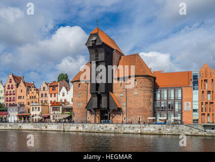 La Pologne, la Poméranie, Gdansk (Dantzig), vue de la rivière Mottlau et le long pont promenade Quayside avec la grue du port médiéval emblématique Banque D'Images