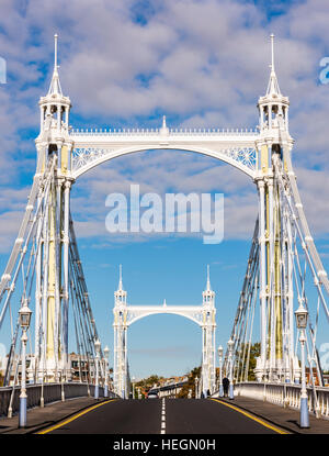 En regardant Albert Bridge sur la Tamise, Londres, UK Banque D'Images