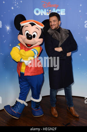 Utilisez uniquement rédactionnel Peter André répond à la souris de Mickey à l'O2, Londres pour la première de Disney On Ice présente gelés. Banque D'Images