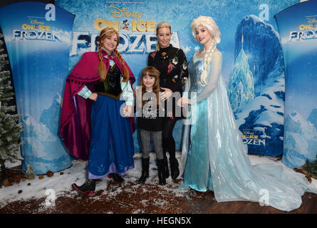 Utilisez uniquement rédactionnel Denise Van Outen et sa fille Betsy Rencontrez Anna et Elsa à l'O2, Londres pour la première de Disney On Ice présente gelés. Banque D'Images