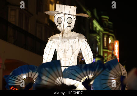 Le "Burning the Clocks' défilé se déplace dans la région de Brighton East Sussex dans le cadre de la célébration du solstice d'hiver. Banque D'Images