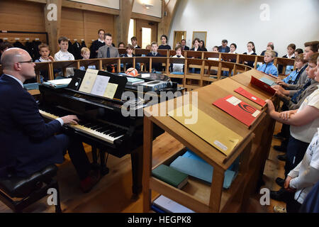 Les choristes répètent à raison d'une heure par jour avant le début de l'école, photographié dans la chanson l'école à la cathédrale de Wells. Banque D'Images