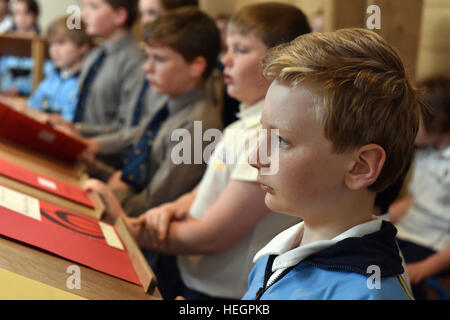 Les choristes répètent à raison d'une heure par jour avant le début de l'école, photographié dans la chanson l'école à la cathédrale de Wells. Banque D'Images