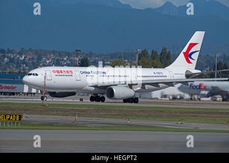 La Chine a un avion de l'Est à large fuselage330-243 s'écarte de l'aéroport de Vancouver, BC Canada. 11 288 SCO. Banque D'Images