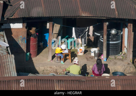 À la recherche vers le bas dans l'arrière-cour d'une maison privée à Imphal, la capitale de l'État de Manipur, Inde du nord-est Banque D'Images