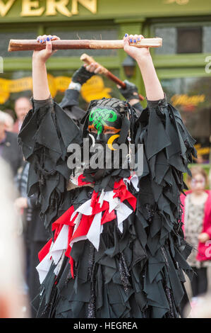 Danseurs Morris noir au festival annuels à Rochester dans le Kent. Banque D'Images