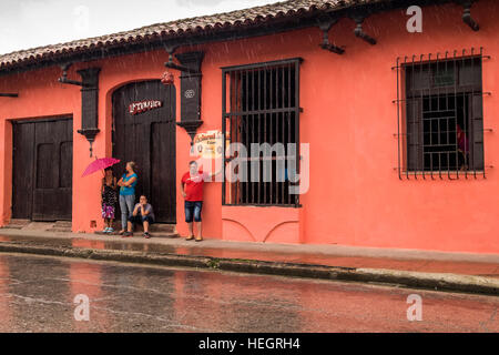 La mise à l'abri d'une douche à effet pluie à Camaguey, Cuba Banque D'Images