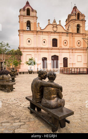 Des statues en bronze de caractères typiques de l'artiste Martha Jimenez, sur la Plaza del Carmen, Camaguey, Cuba Banque D'Images