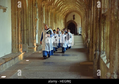 Les choristes du garçon de Wells Cathedral Choir pour répéter la messe choriste service dans la cathédrale de Wells quire, Somerset, Royaume-Uni. Banque D'Images
