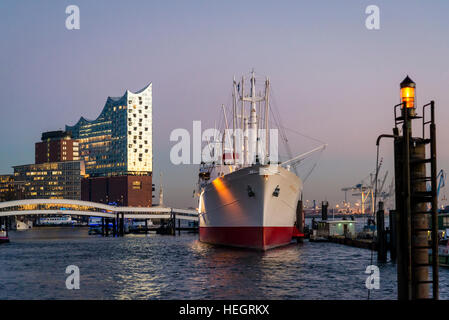 Cap San Diego Museum ship et Elbphilharmonie, port de Hambourg sur l'Elbe, Hambourg, Allemagne Banque D'Images