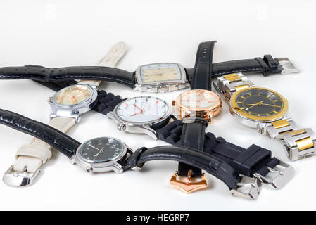 Six différentes montres tourné sur un fond blanc Banque D'Images