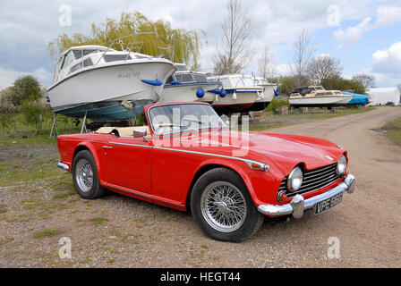 Triumph TR5 rouge au chantier naval Banque D'Images