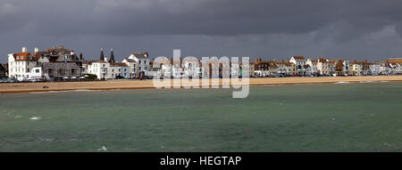 Vue panoramique de l'hôtel Royal et Beach Street, Deal, Kent comme vu de la jetée. Banque D'Images