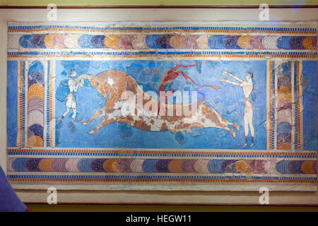 HERAKLION, GRÈCE - 3 août 2012 : Bull leaping fresco de palais de Knossos en musée archéologique d'Héraklion Banque D'Images