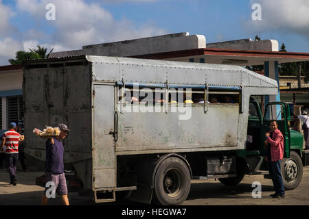 Camion converti qu'un bus, les transports publics à un terminal, près de Las Tunas, Cuba Banque D'Images