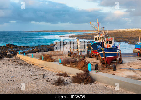 Bateaux de pêche sur la rive dans la Santa Lanzarote Banque D'Images