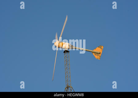 Close-up des petits, à l'échelle résidentielle, 10 kW production d'électricité éolienne Bergey contre le vent, contre le bleu du ciel. Banque D'Images