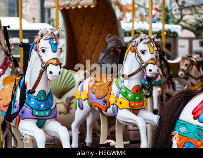 Chevaux en bois peint sur un carrousel Banque D'Images