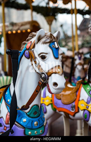 Chevaux en bois peint sur un carrousel Banque D'Images