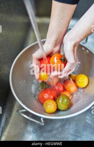 laver les tomates patrimoniales Banque D'Images