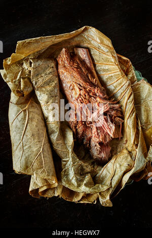 Rib mijotés chinois de bœuf enveloppé dans feuille de lotus chinoise du nord restaurant Fragment Hutong Banque D'Images