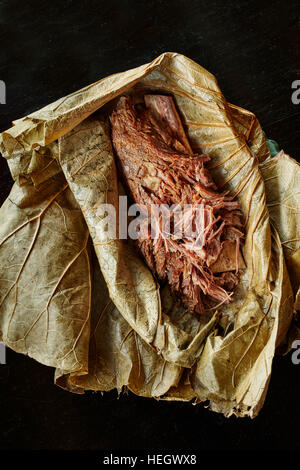 Rib mijotés chinois de bœuf enveloppé dans feuille de lotus chinoise du nord restaurant Fragment Hutong Banque D'Images