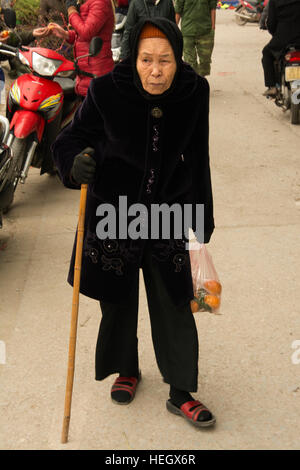 L'ASIE, Vietnam, Hanoi (Hanoi) Province, Hanoi, Gia Lam District, le village de Céramique Bat Trang, vieille femme dans le marché Banque D'Images