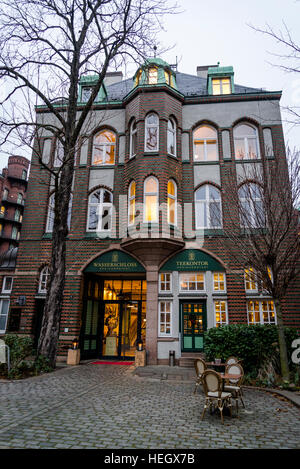 Bar et restaurant Wasserschloss, quartier des entrepôts de Speicherstadt, Hambourg, Allemagne Banque D'Images