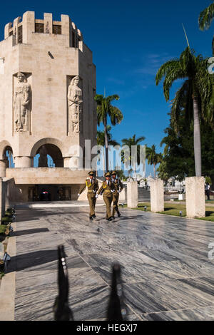 Changement de la garde d'honneur du mausolée de Jose Marti dans le cimetière de Santa Ifigenia, Santiago de Cuba, Cuba Banque D'Images