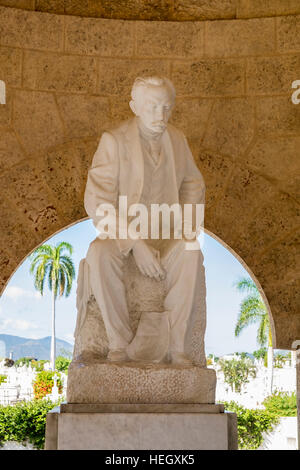 Statue de Jose Marti en blanc dans le mausolée en marbre de Carrare dans le cimetière de Santa Ifigenia, Santiago de Cuba, Cuba Banque D'Images