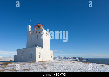 Dyrhólaey phare à Vík í Mýrdal sur la côte sud de l'Islande dans la neige en hiver Banque D'Images