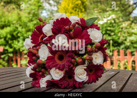 Mariage bouquet de roses blanches et gerberas rouges Banque D'Images