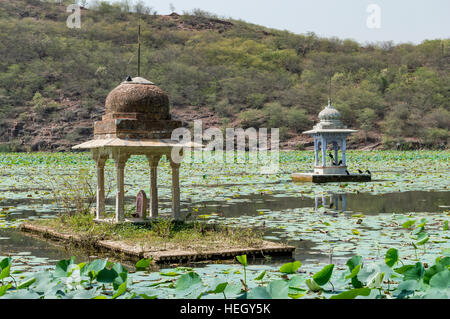 Un temple hindou de Nawal Sagar Lake dans Bundi, Rajasthan, Inde. Banque D'Images