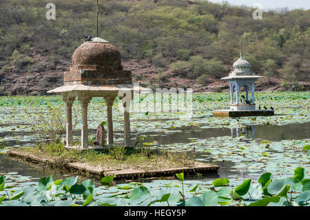 Un temple hindou de Nawal Sagar Lake dans Bundi, Rajasthan, Inde. Banque D'Images