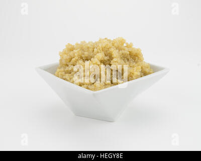 Le quinoa dans un bol en céramique isolated on White Banque D'Images