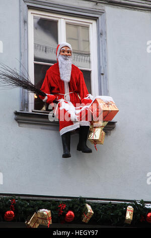 Père Noël artificiel avec des paquets cadeaux sur rebord de fenêtre Banque D'Images